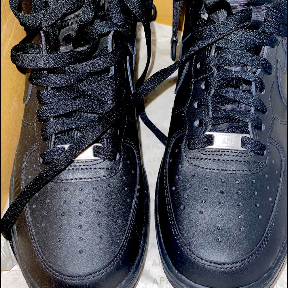 Nike high tops black size in photos